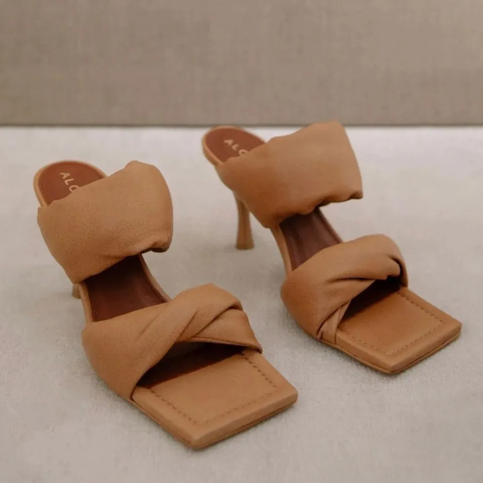 Alohas Twist Strap Camel Sandale