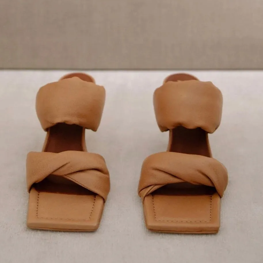 Alohas Twist Strap Camel Sandale